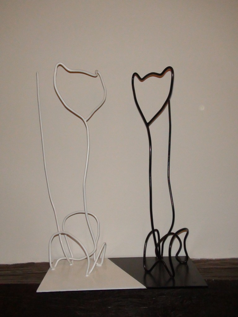 Chat noir Chat blanc . acier laqué 
H 43 cm L 43 cm P 25 cm